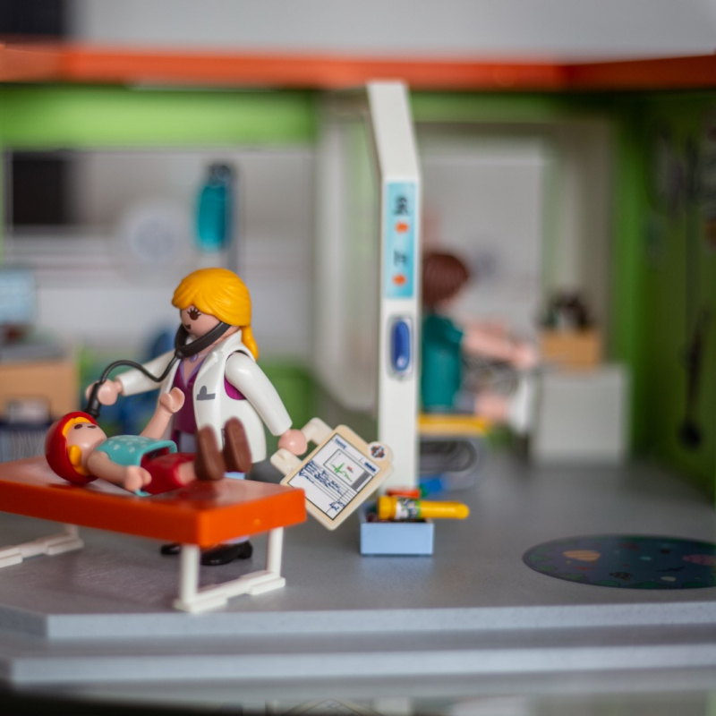 Foto: Beim Kinderarzt (mit Playmobilfiguren)